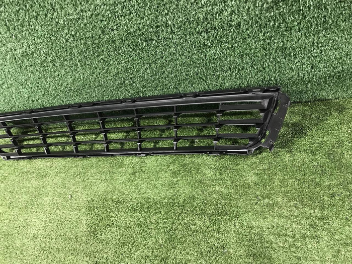 Решетка переднего бампера VW Polo Sedan (2010-2015) SAT