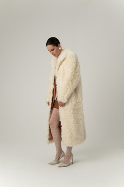 Длинная молочная шуба