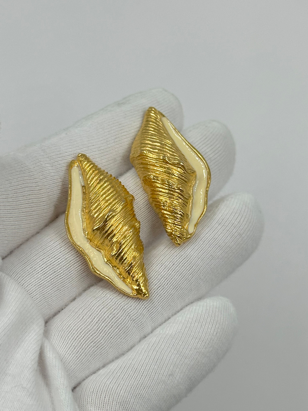 Серьги ракушки с кремовой эмалью Trifari