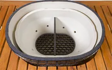 Керамический угольный гриль Primo Oval XL 400, 64 см, на столе из лиственницы