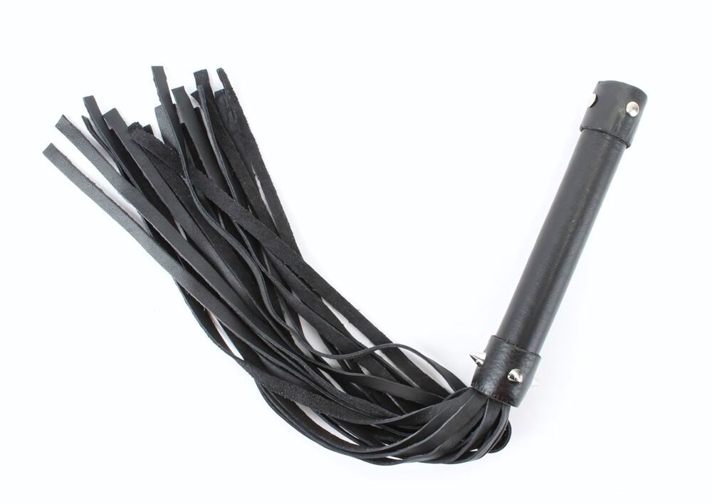Черная плеть из натуральной кожи с проклепанной ручкой - 45 см. (Цвет: черный)