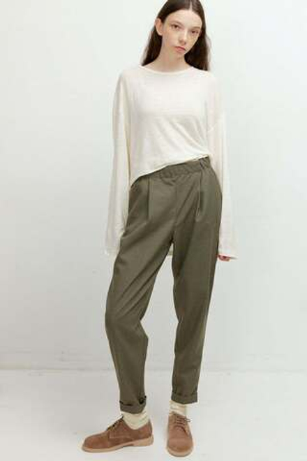 Брюки зауженные из серо-зеленой костюмной шерсти