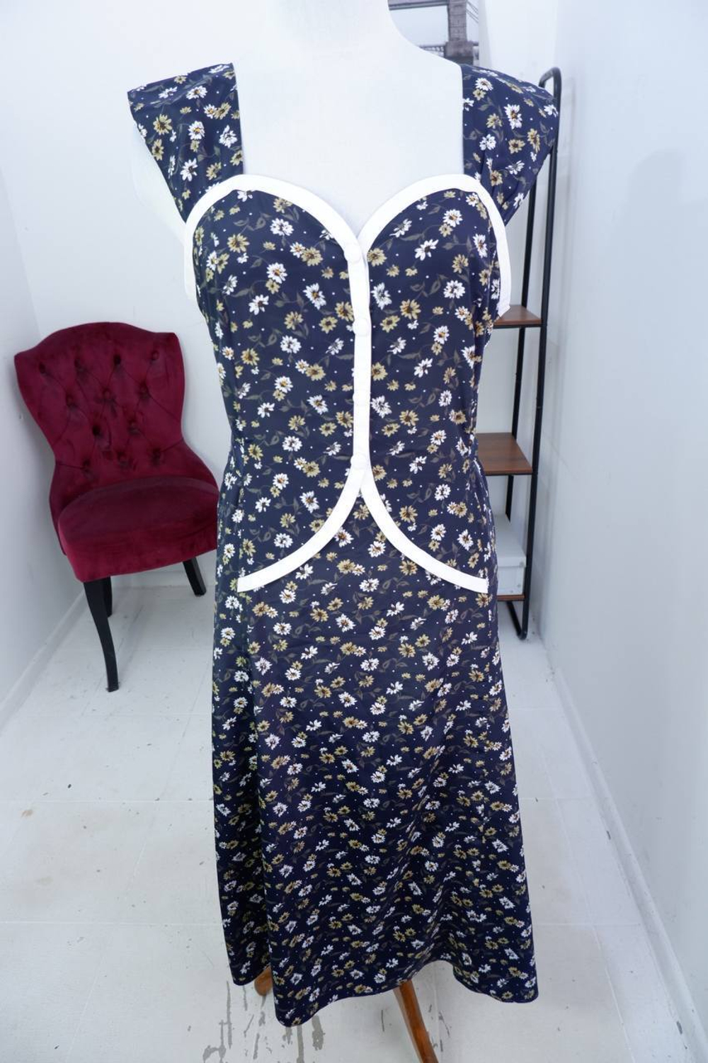 Платье обтягивающего кроя шелковое, визуально на 48 размер