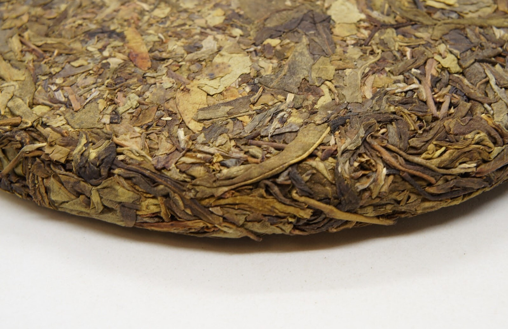 59283 Чай прессованный зеленый Пуэр Шэн "Сэнчжун, Золотой Лист", ци цзы бин 357гр