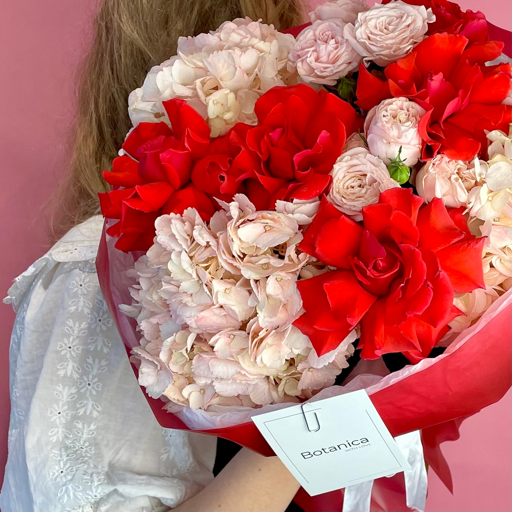 Авторский букет из розовой гортензии , французской розы Нина и кустовой розы Бомбастик 310120262