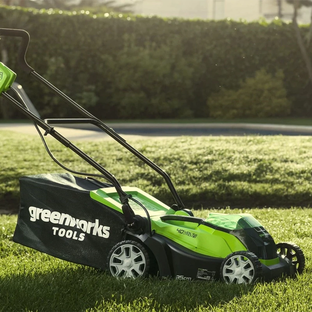 Аккумуляторная газонокосилка Greenworks GD24LM33K8 24В (1 x 8 Ач, ЗУ) нож 33 см, 2516107U8