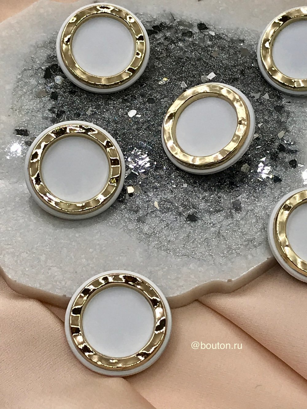 Шляпка под установочные кнопки белая с золотом 23 мм