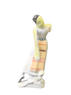 Фарфоровая статуэтка "Девушка с виноградом"