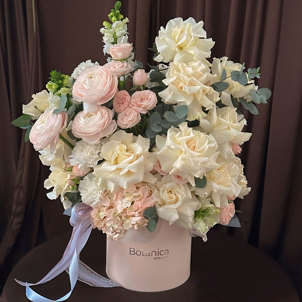 Нежная авторская композиция с ранункулюсами и французскими розами