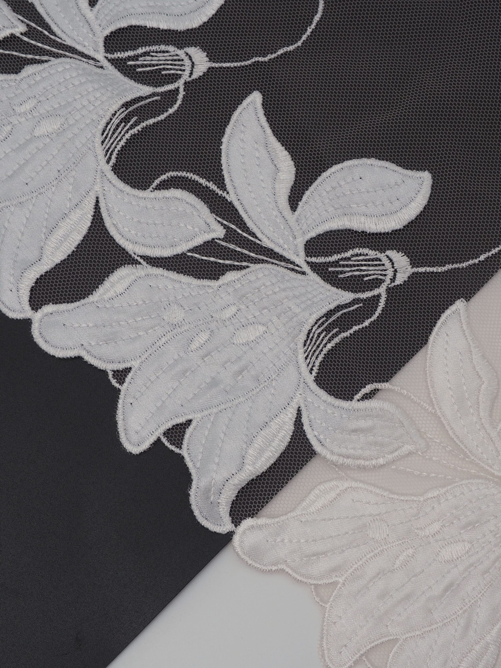 Вышивка на сетке телесная с экрю ширина 19 см ОТРЕЗЫ