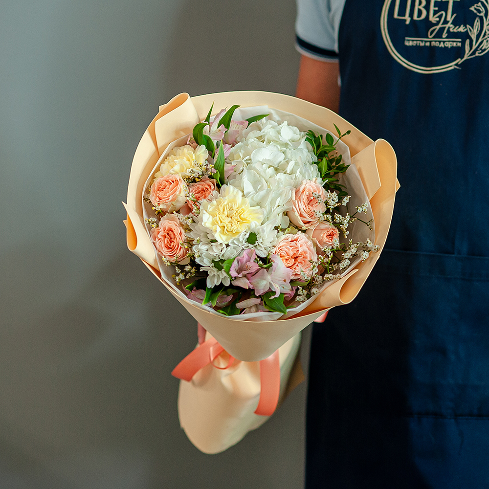 Сборный букет с белой гортензией в персиковом оформлении