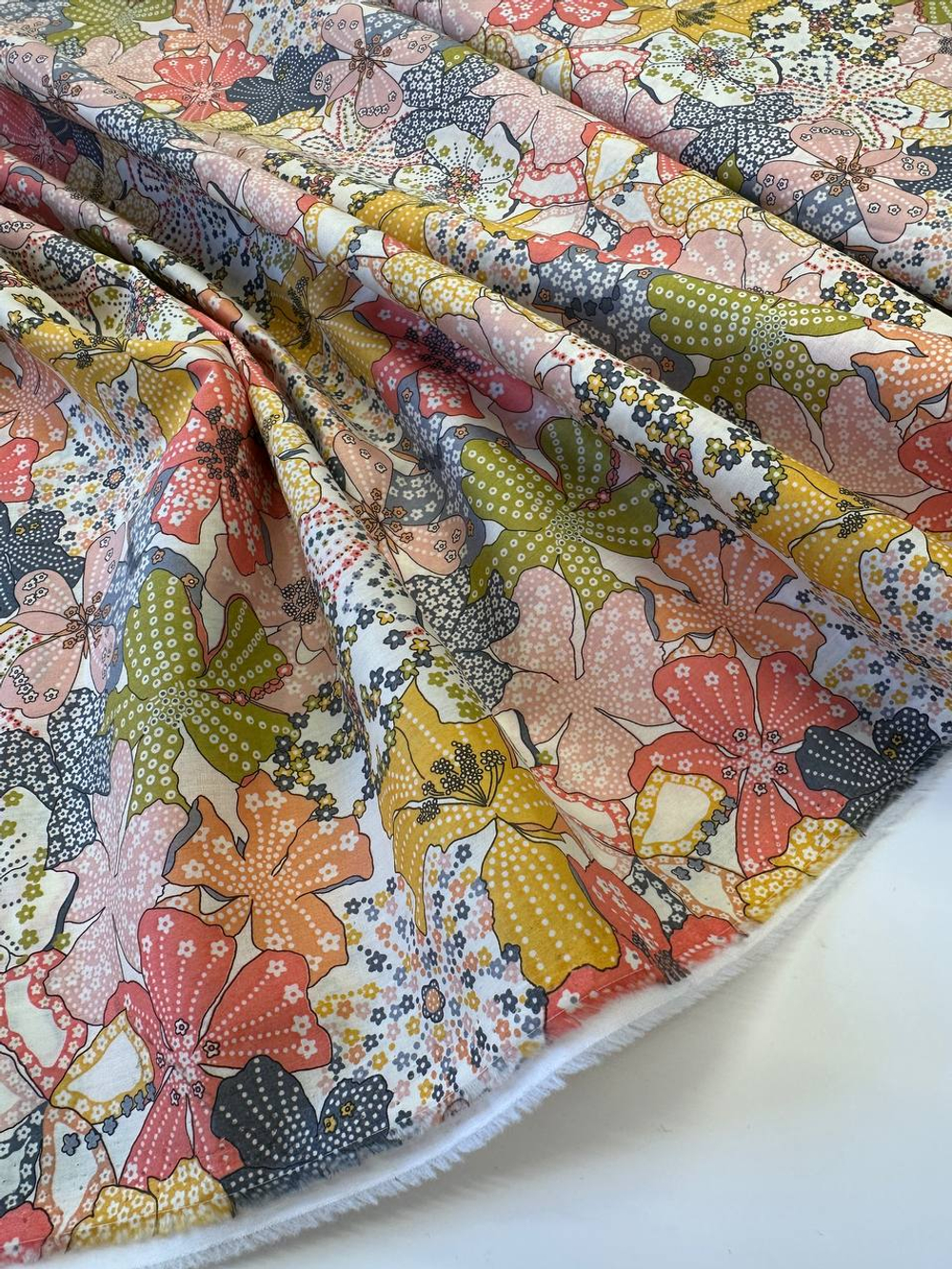 Хлопок Liberty белый с разноцветными цветами Tana Lawn™ Cotton - Classic Collection