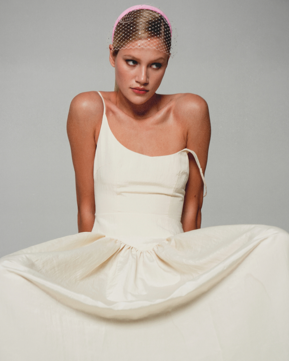 Вуаль укороченная розовая с белыми камнями