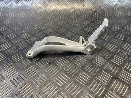 Подножка пассажирская левая Yamaha FZ1 Fazer RN17 (с кронштейном)