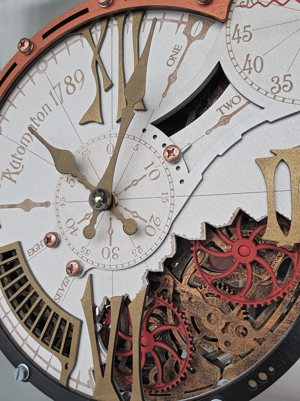 Деталь настенных часов WOODandROOT Automaton 1789 Hermitage с крупным планом шестерёнок и механизма в стиле стимпанк
