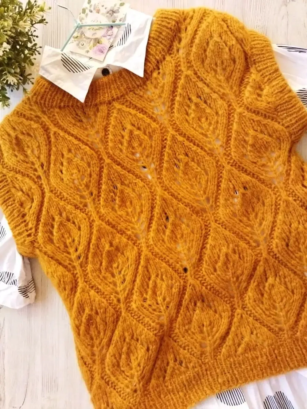 Жилет вязаный ажурный