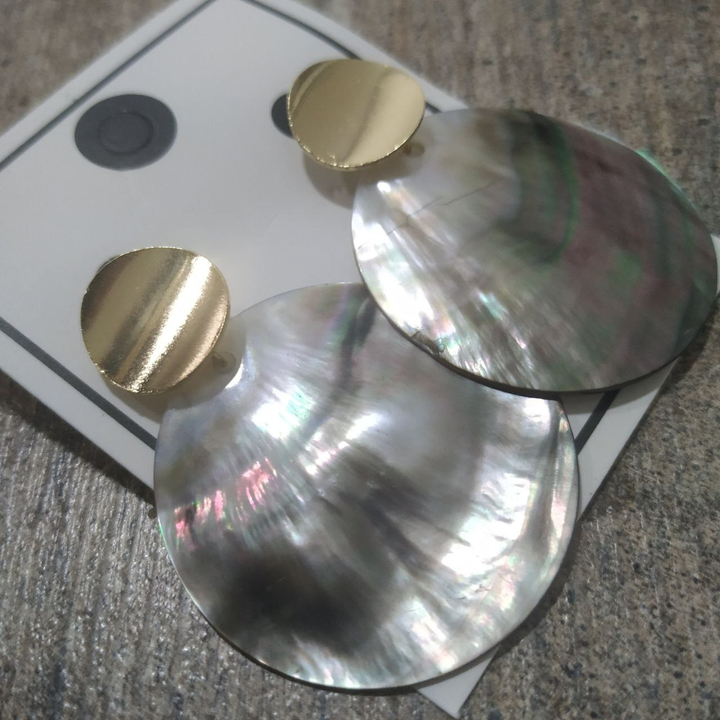 Серьги-гвоздики Перламутр диск круг малый вогнутый металл золотистый