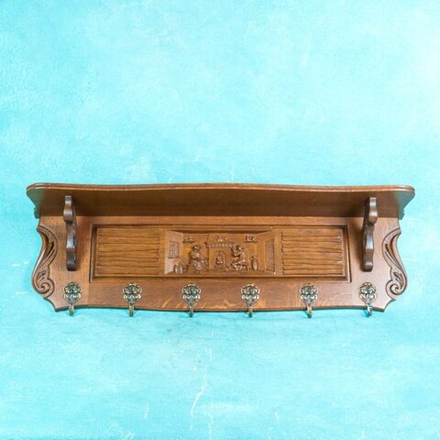 Вешалка из массива дуба со сценой у камина