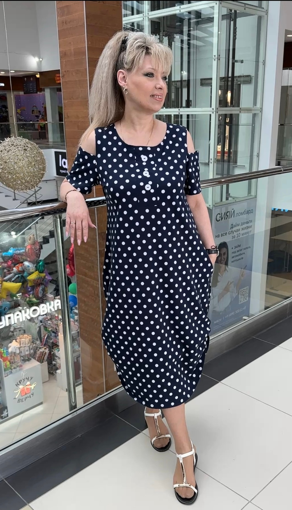 Трикотажное платье в горошек с вынутыми плечиками на большие размеры