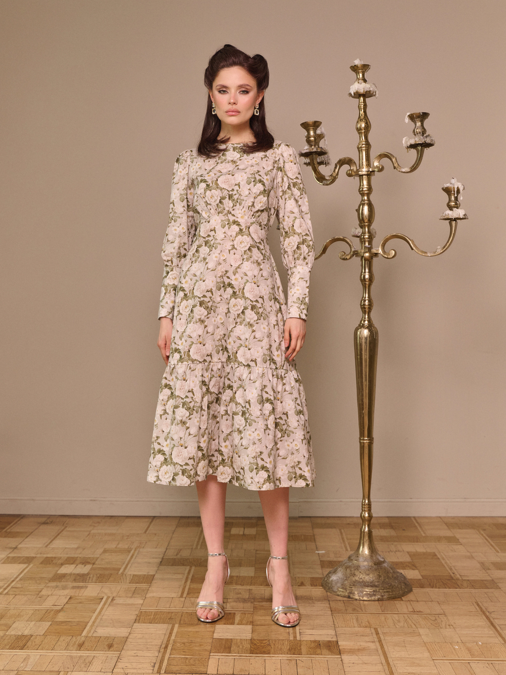 Платье с широкими манжетами