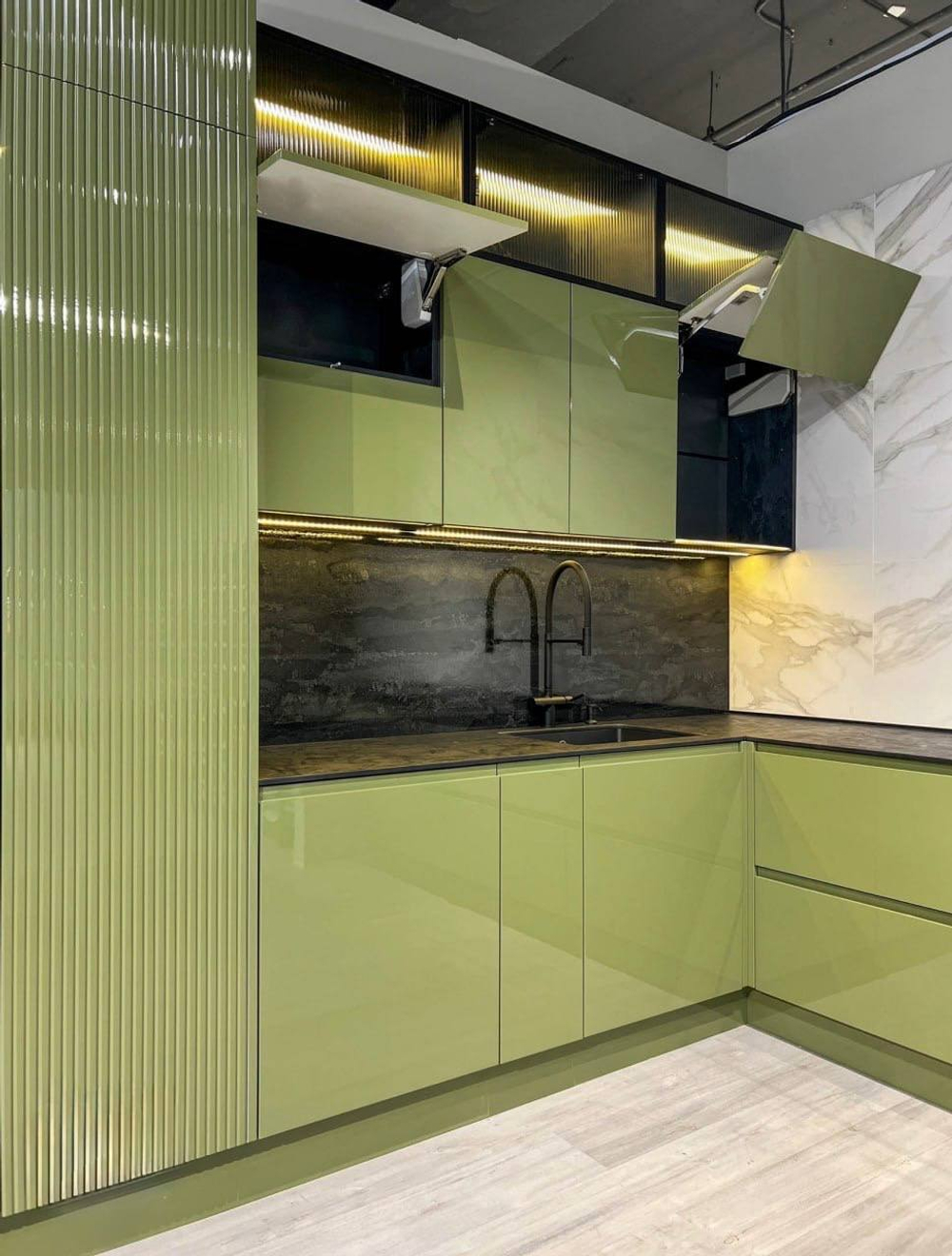 Кухня "Олива" 3000×3000 — стекло + глянец RAL 6013, Hettich, HPL