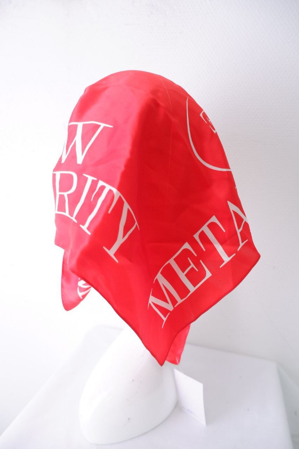 Платок яркого цвета