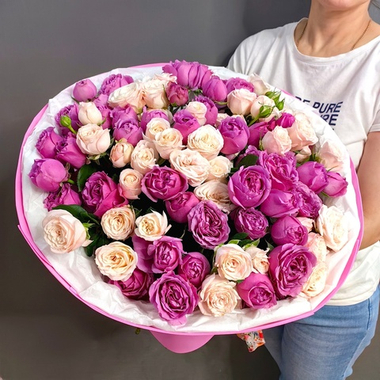 Букет из кустовых пионовидных роз сортов "Misty Bubbles" и "Bombastic"