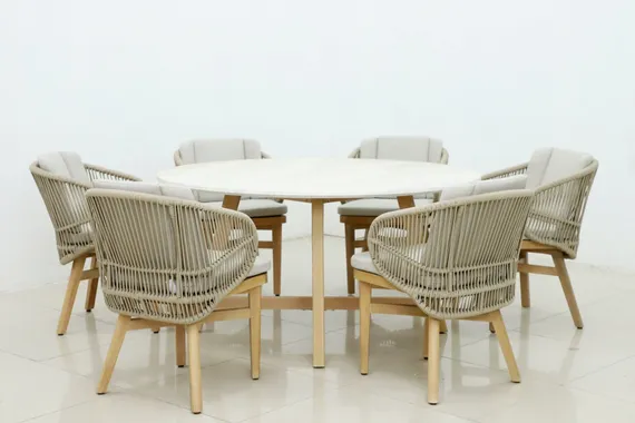 Стол Mali Ø150 см из массива эвкалипта и травертина