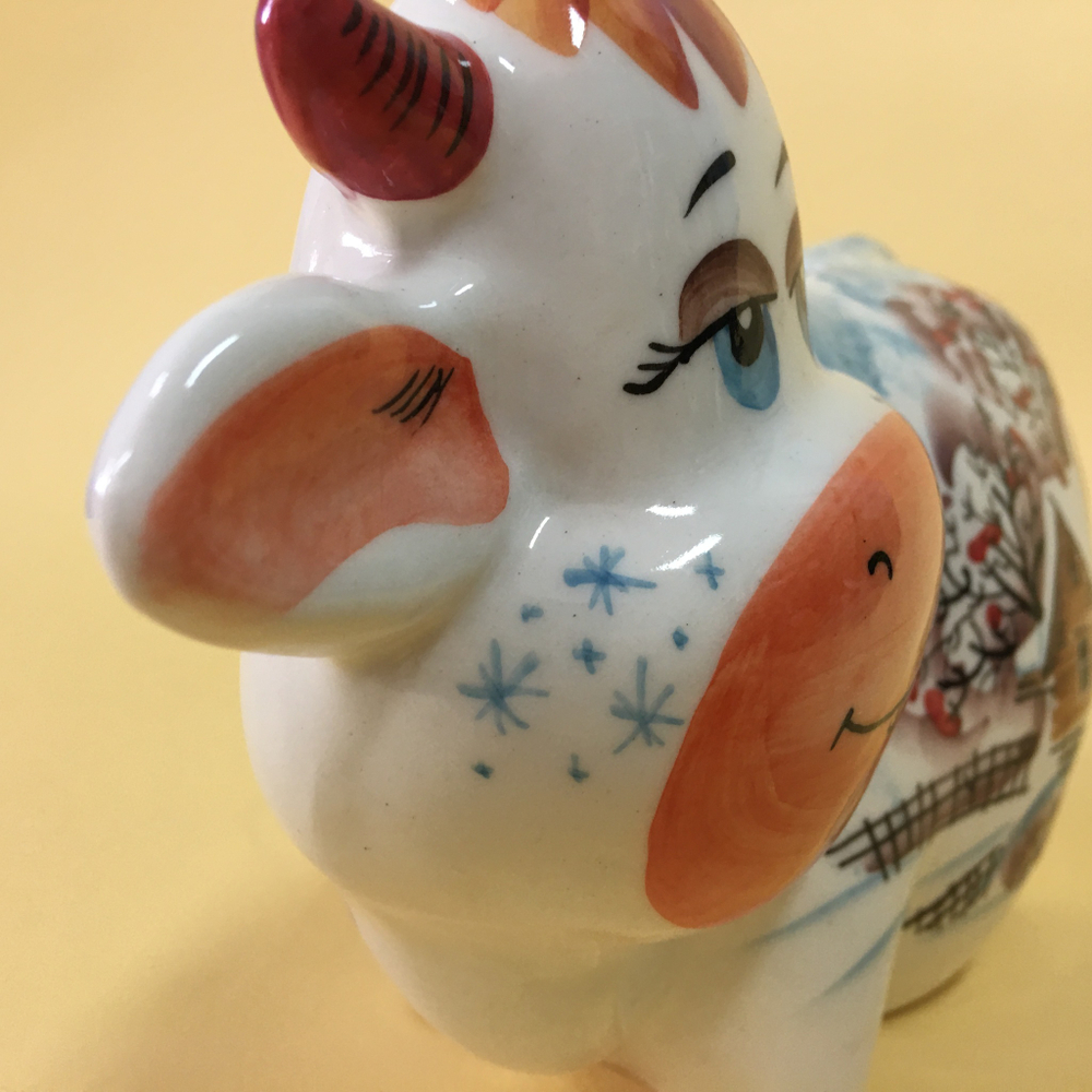 Копилка фарфоровая "Коровка" Зимняя деревня