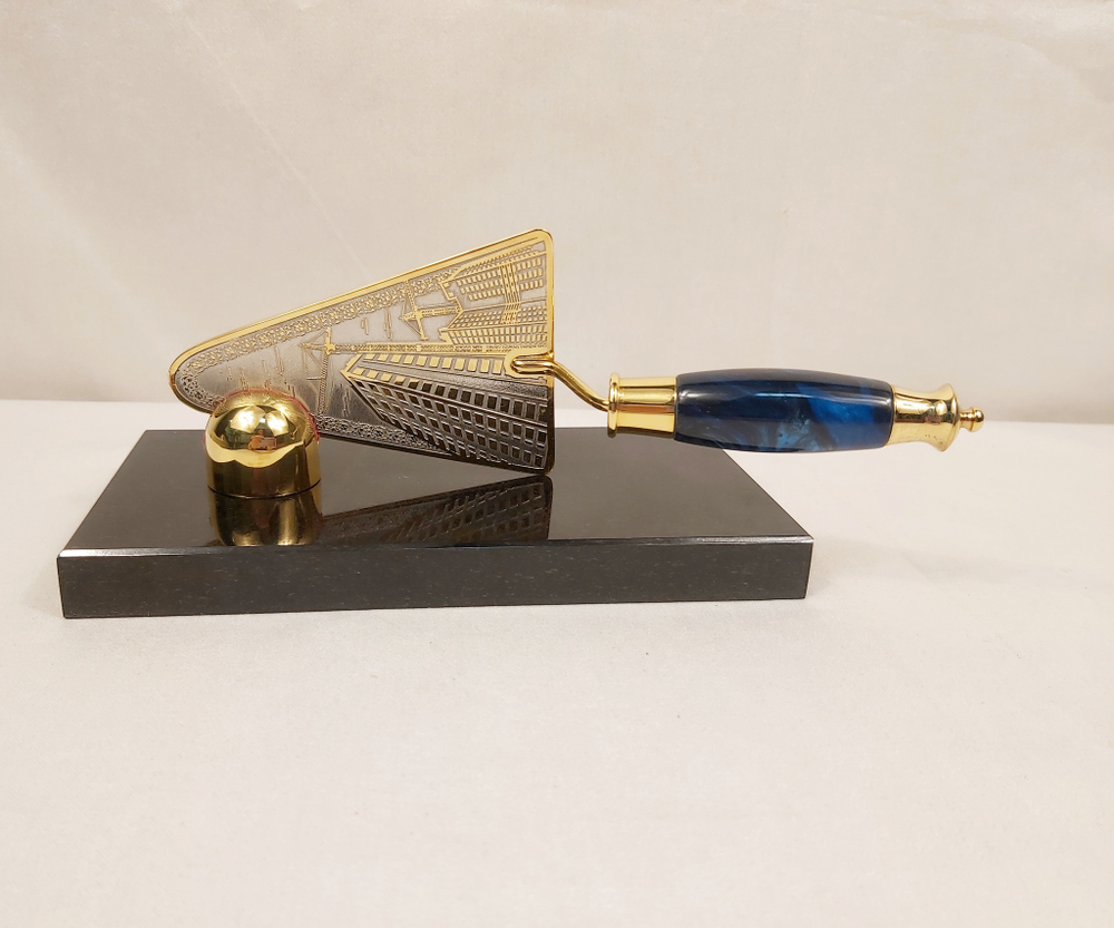 Подарок строителю " Сувенирный мастерок" малый на камне