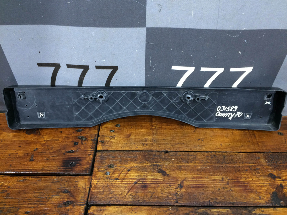 Площадка гос. номера Toyota Camry (XV70) 20-нв Б/У Оригинал 5211433500