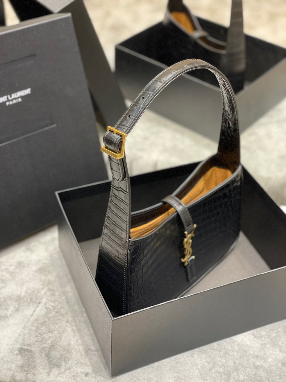 Saint Laurent Le 5 à 7 Hobo Bag