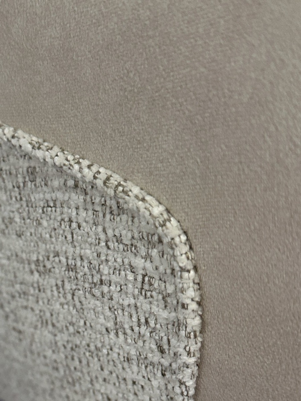 Стул М-City DISAUR Рикард (Rikard) поворотный на 360 градусов, Кремовый Riely-111, Present-120, Шенилл-Велюр, Латте каркас