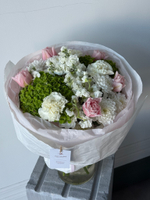 Букет из гортензии, хризантемы, маттиолы, диантусов и тюльпанов