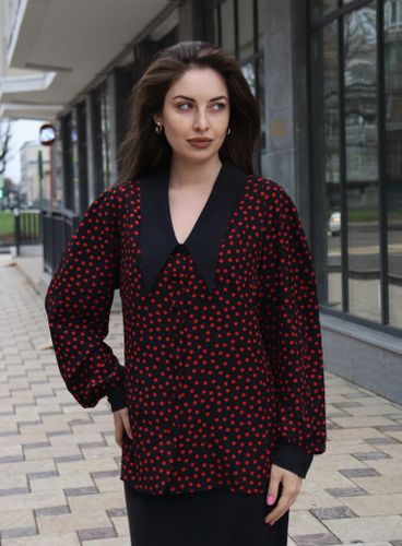 Блуза с черным контрастным воротником