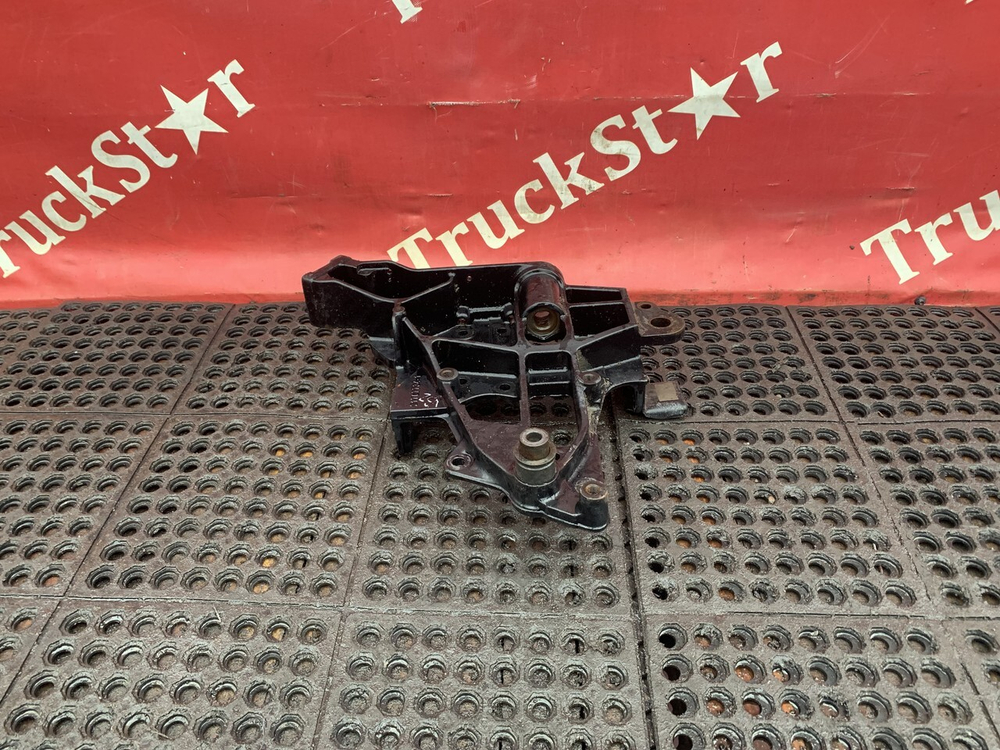 Кронштейн буксировочный правый 2017г