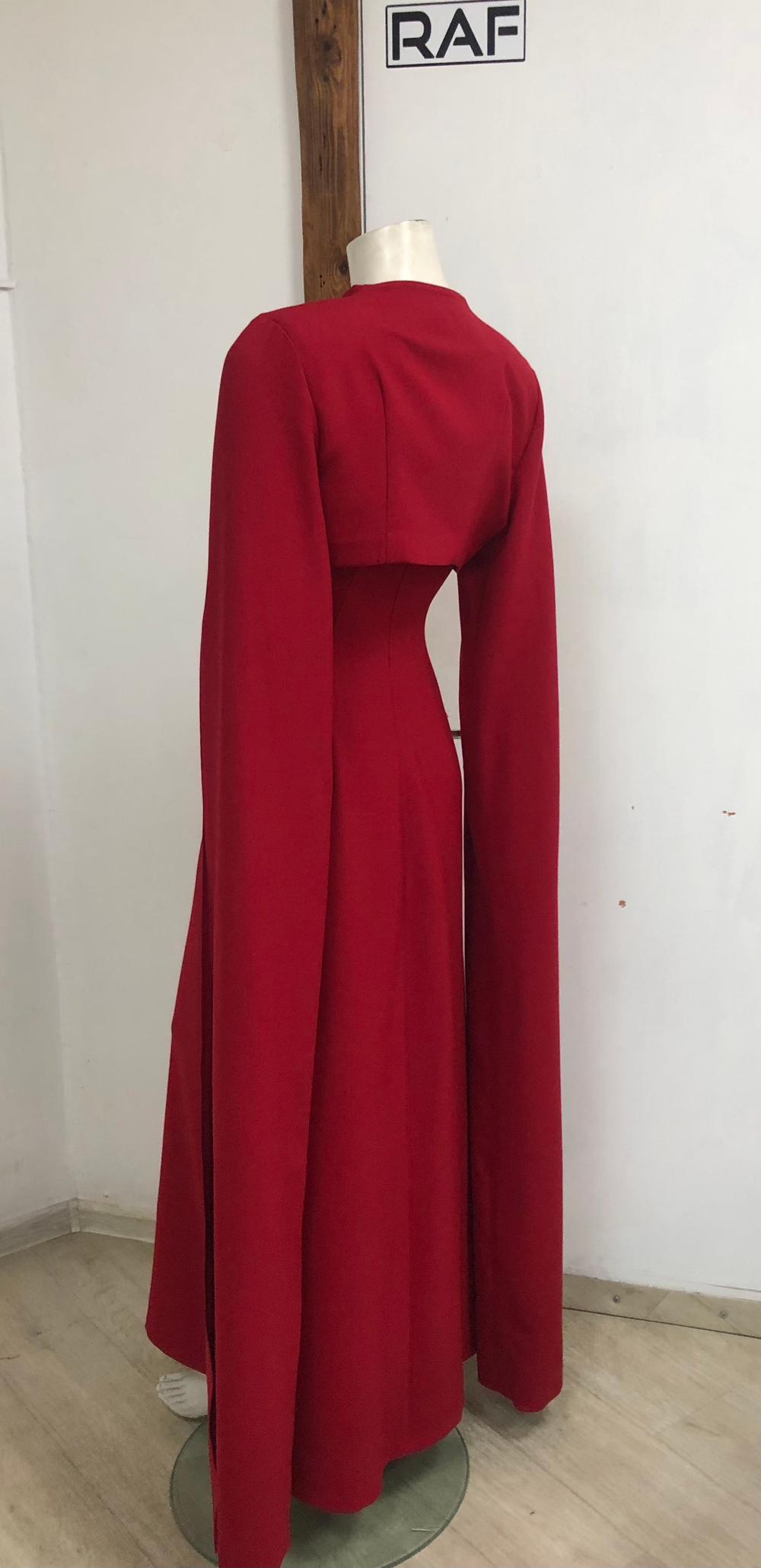 Платье на выпускной длиной в пол бордовое с болеро ( длинный рукав )