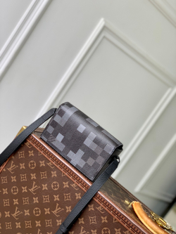 Louis Vuitton Steamer Wearable Wallet