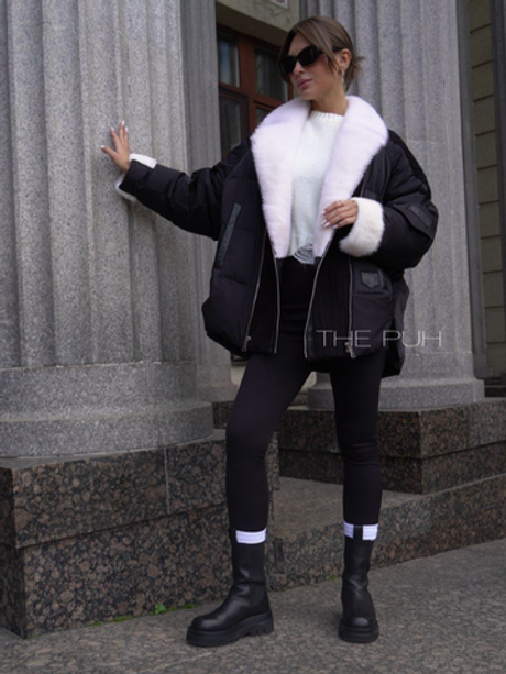 Черный пуховик с вязаными вставками и белой отделкой из меха