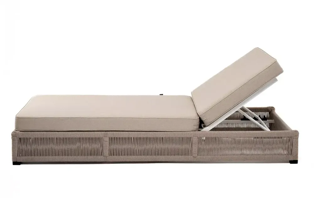 "Ривьера" шезлонг плетеный из роупа, каркас алюминий белый муар, роуп бежевый круглый, ткань бежевая 052