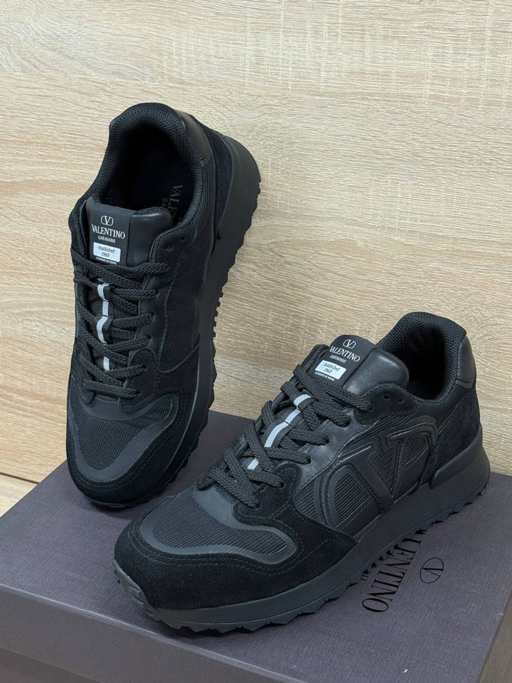 Кроссовки Valentino