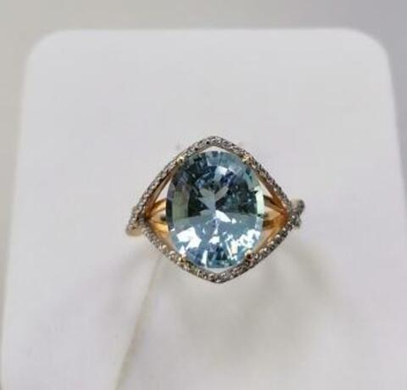 Кольцо из золота с топазами