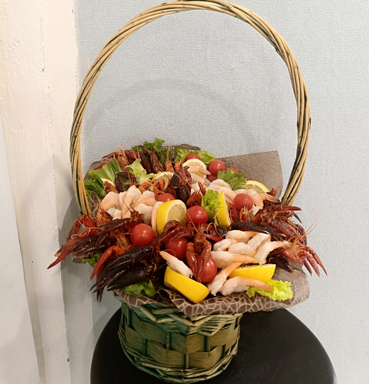 Корзина с раками и креветками