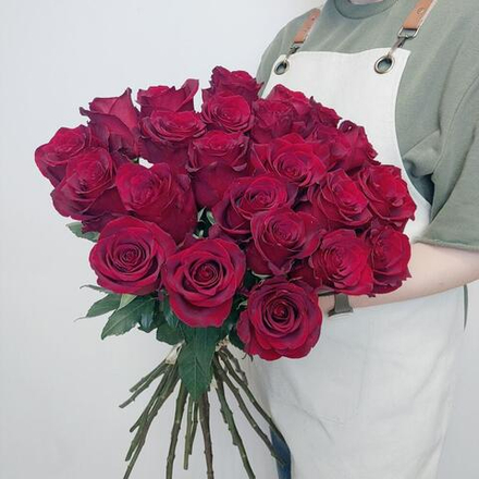 25 бордовых импортных роз Эксплорер