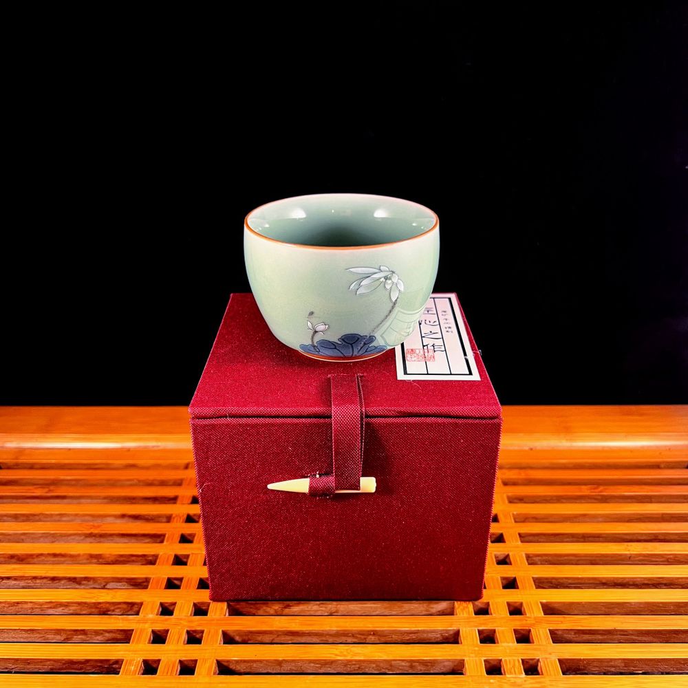 Селадоновая чашка с лотосом в подарочной коробке 130 мл