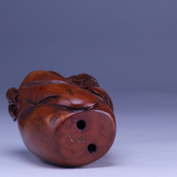 Нэцкэ Мужчина с рыбками на плече