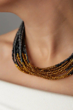 Колье биколор из венецианского бисера на кожаной застежке, цвета черный и золото