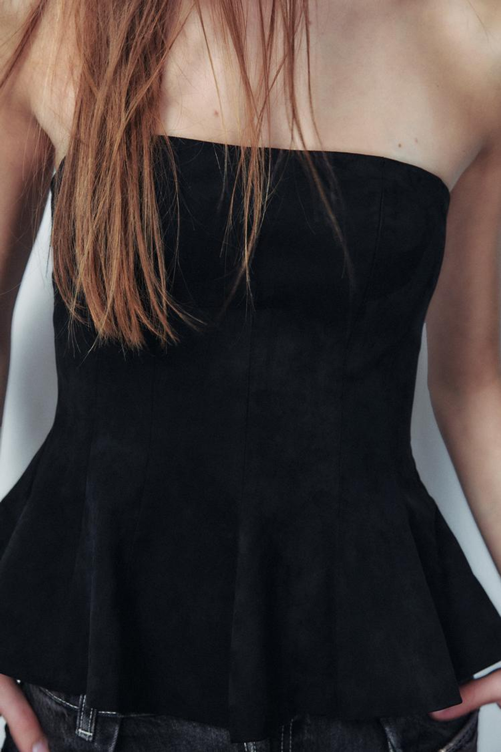 ZARA ТОП ИЗ ИСКУССТВЕННОЙ ЗАМШИ С ОТКРЫТЫМИ ПЛЕЧАМИ И БАСКОЙ, ЧЕРНЫЙ