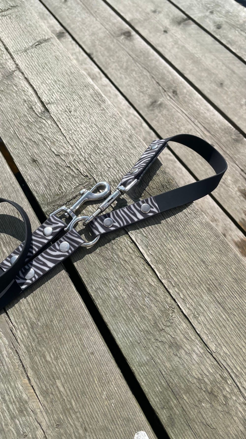 Поводок перестежка 3 метра , для собак из Биотана , 15 мм , черный / зебра