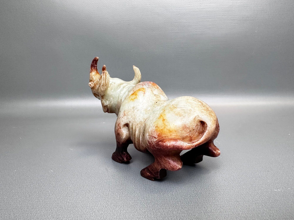 Фигура носорога из камня